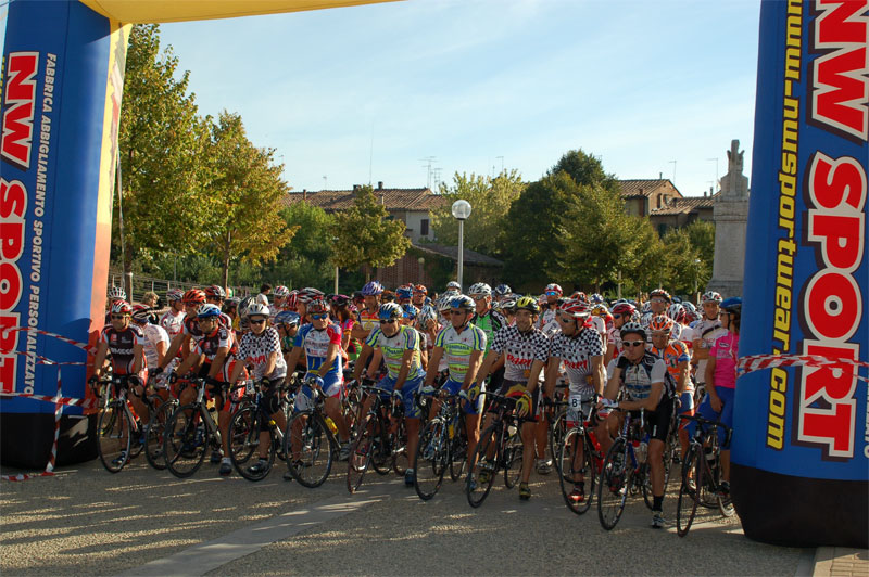 gal/2006/07 - Fondo della Valdarbia II serie/1 - Partenza/DSC_0015-01.jpg